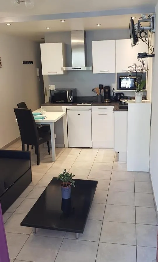 אקס-לה-באינס Charmant Studio 2* Rdc+ Terrasse & Parking Prive 0*,  צרפת
